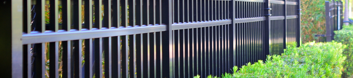 Nové oplotenie domu: Čo zvážiť pri výbere a aké máte možnosti?