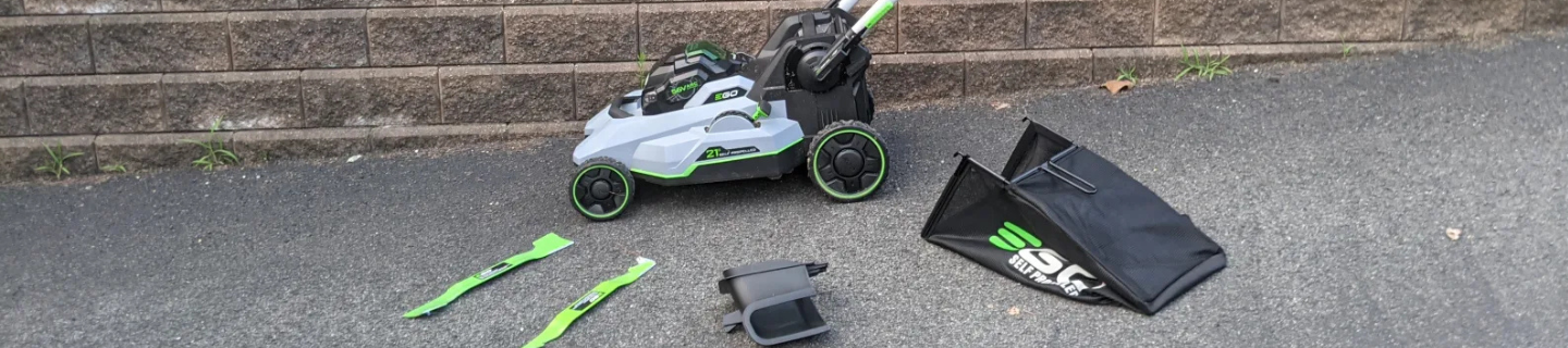 Ako skontrolovať svoju akumulátorovú kosačku pred prvým kosením