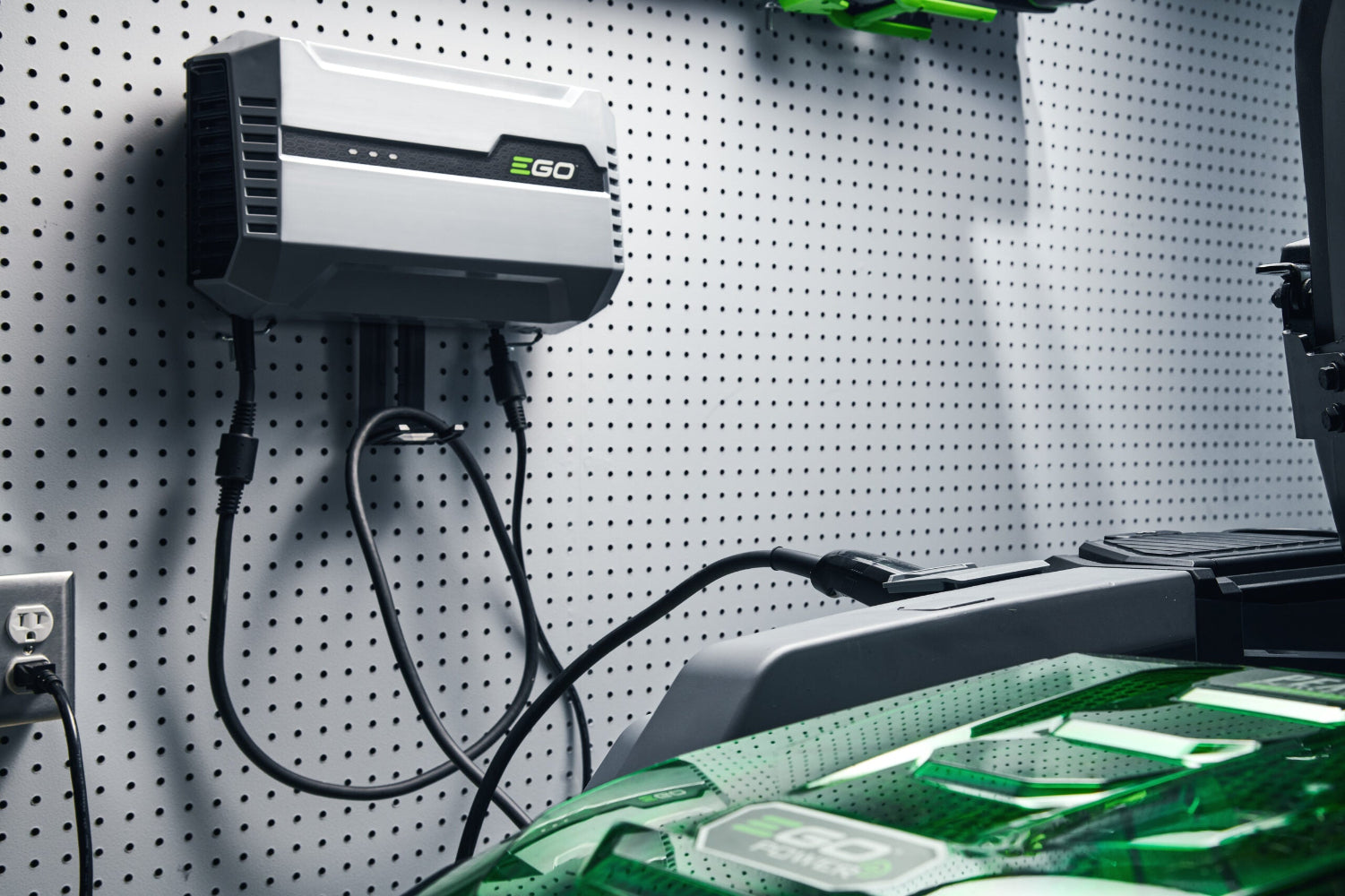 Nabíjačka EGO Power+ 1600 W pre traktory, ridery Z6 a multinabíjací box