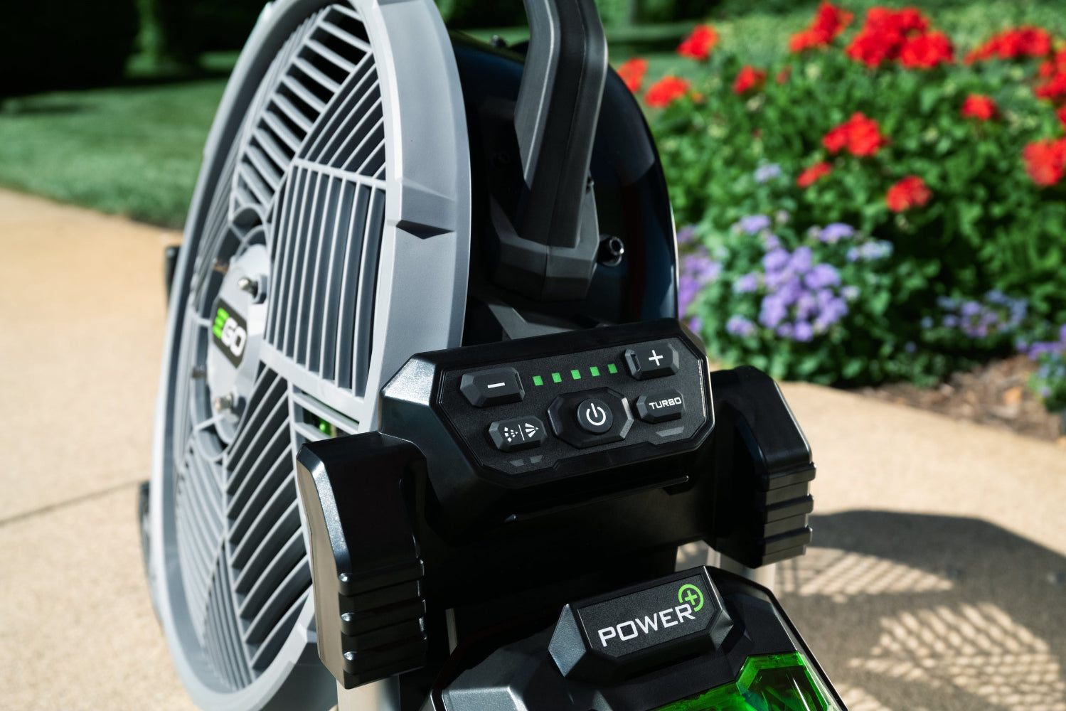 Ventilátor s rozprašovačom EGO Power+ 45 cm podlahový a mobilný