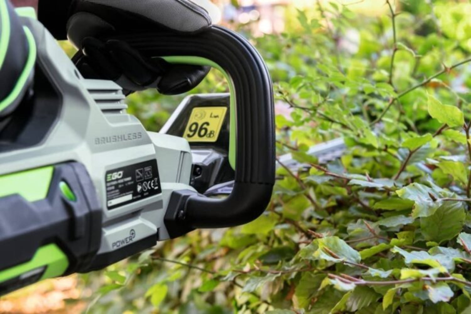 EGO Power+ HT2410E 61 cm aku nožnice na živý plot / plotostrih pre rýchlu a presnú údržbu