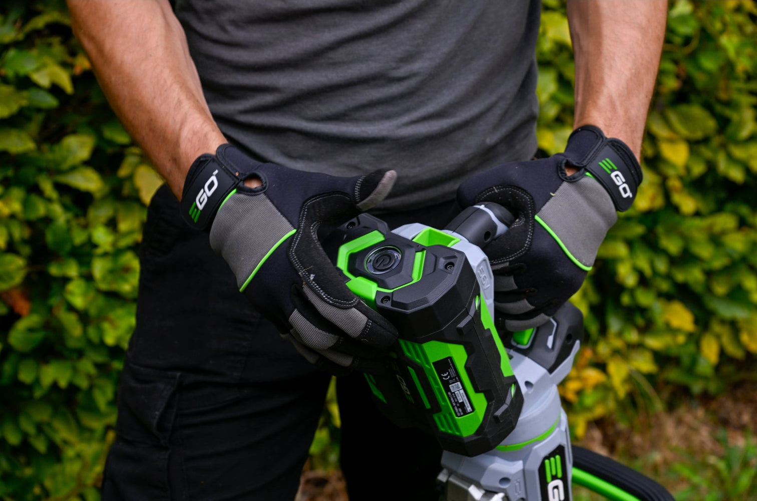 EGO Power+ HT6510E 65 cm výkonné aku nožnice na živý plot / plotostrih pre rýchlu a čistú úpravu