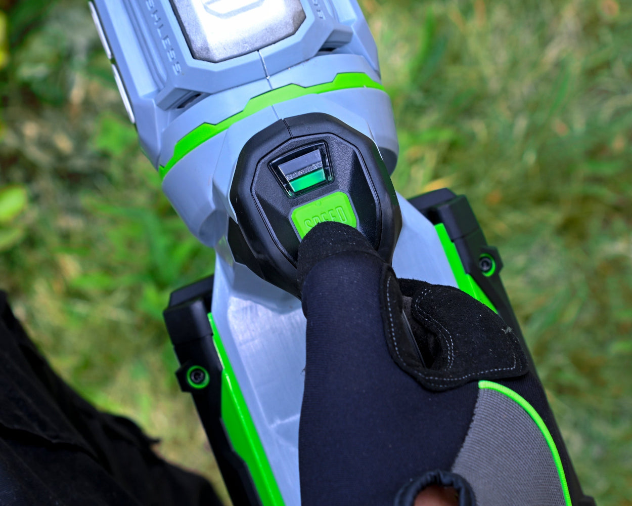 EGO Power+ HT6510E 65 cm výkonné aku nožnice na živý plot / plotostrih pre rýchlu a čistú úpravu