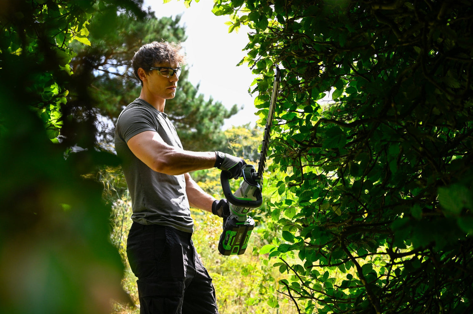 EGO Power+ HT6510E 65 cm výkonné aku nožnice na živý plot / plotostrih pre rýchlu a čistú úpravu