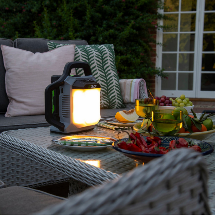 Nastaviteľná teplota a jas (2700K – 5000K)