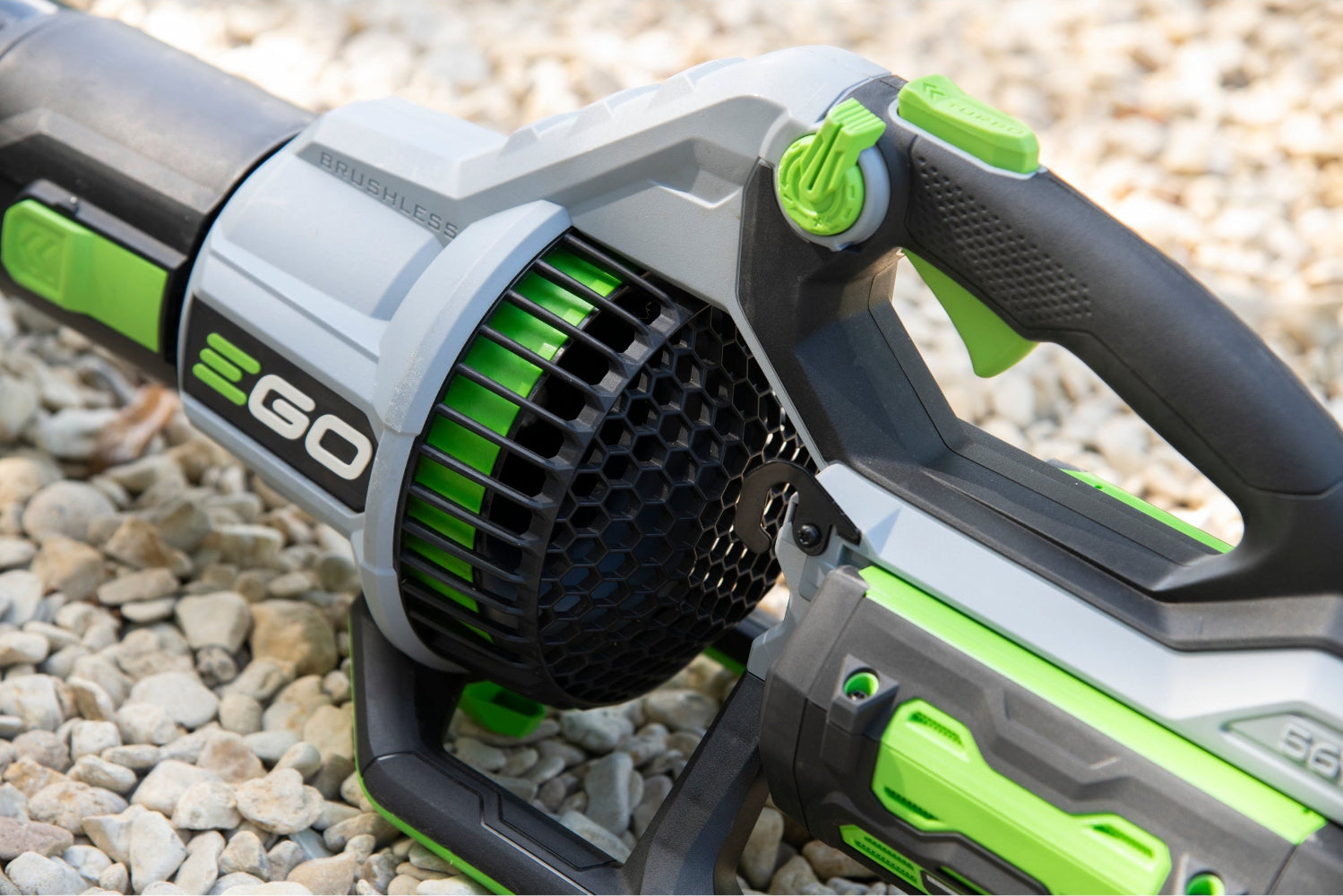 EGO Power+ LB6150E  výkonný aku fukár na lístie pre rýchle a presné upratovanie