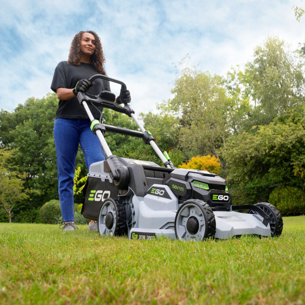EGO LM1710E-SP 56 V kosačka pri práci