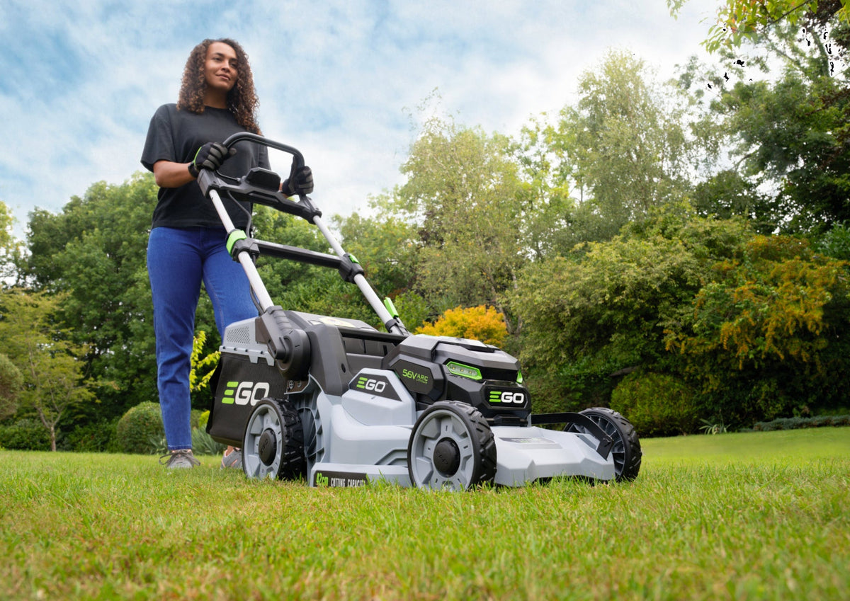 EGO LM1710E pri kosení trávnika