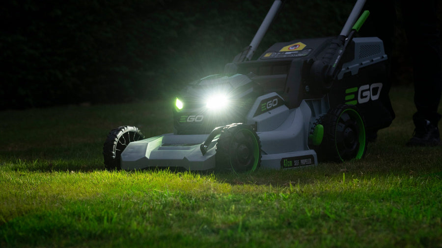 EGO LM1910E LED svetlá pri kosení