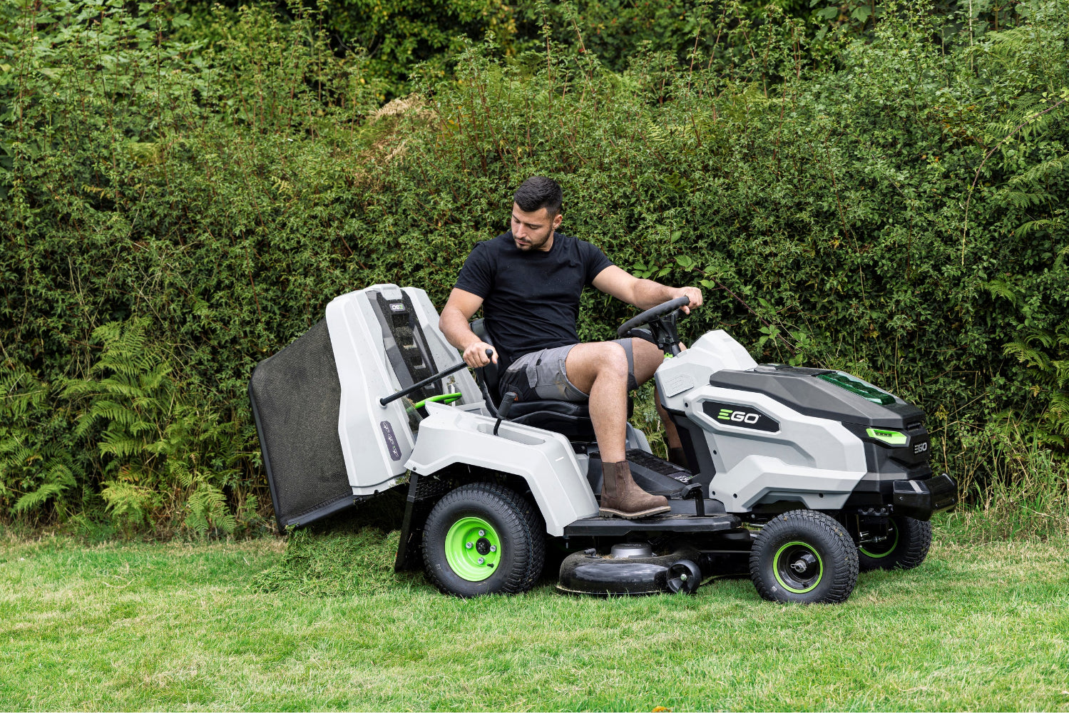 AKU Záhradný traktor 98 cm TR3800E-B so zberným košom