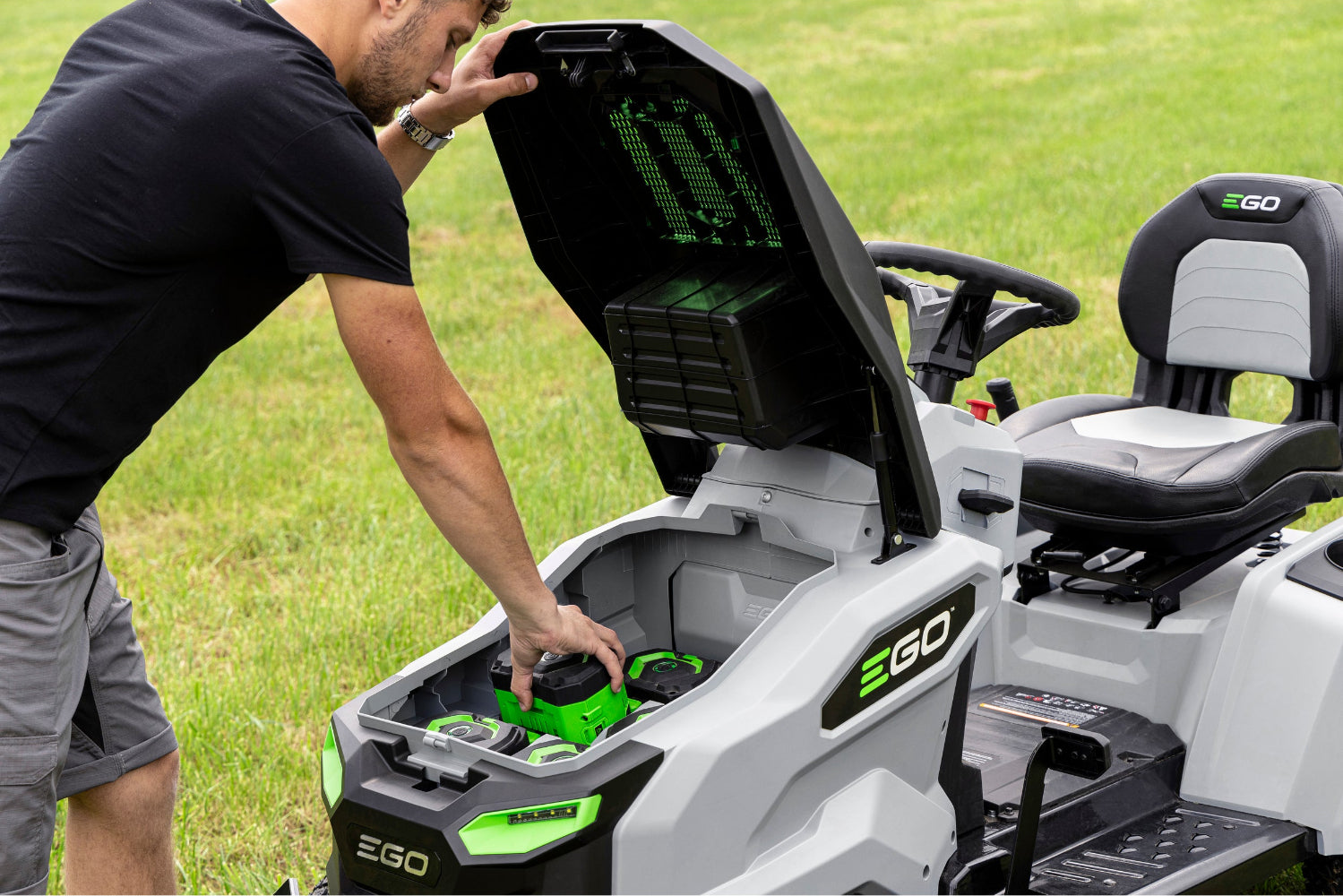 Záhradný traktor EGO Power+ 107 cm bočné vyhadzovanie