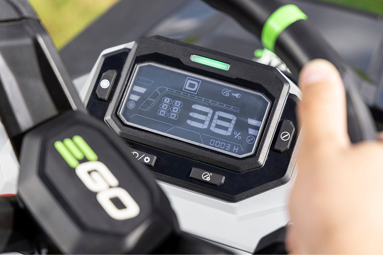 AKU Záhradný traktor 98 cm TR3800E-B so zberným košom