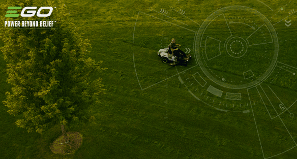 traktor pri kosení trávnika